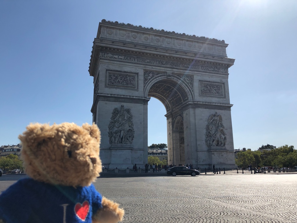 [2019巴黎、諾曼第] 凱旋門Arc de Triomphe｜矮小卻又足夠俯瞰巴黎市中心的觀景台、又參觀一下古蹟